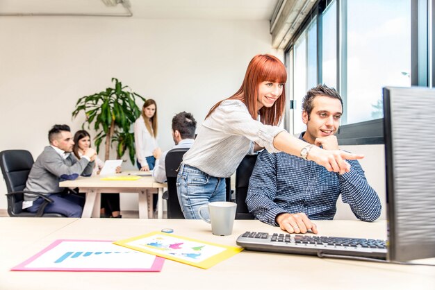 Brainstorming in einem Startup-Büro