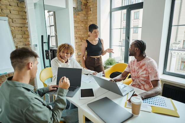 Brainstorming multikulturelles Team mit Gadgets und dem Austausch von Ideen Startup-Büroangestellte gen z