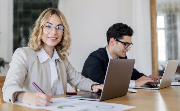 Brainstorming no escritório, uma gerente criativa de mulher e um colega do sexo masculino estão trabalhando em uma inicialização