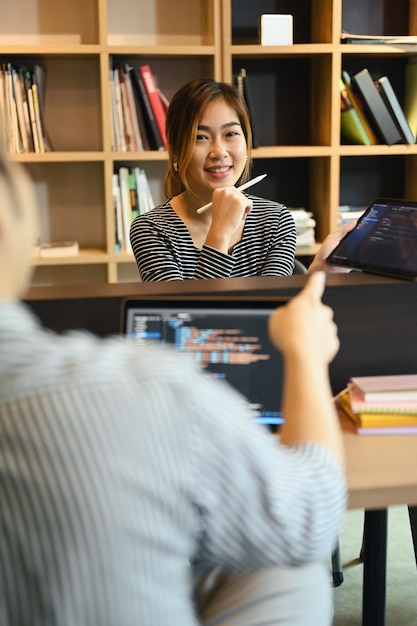 Brainstorming-Team für Softwareentwicklung, das mit codierten Daten in der Unternehmenszentrale arbeitet Konzept für Programmier- und Codierungstechnologien