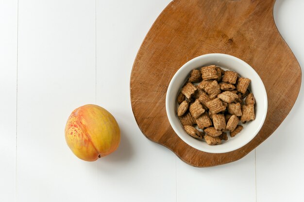 Brakefast com almofadas de chocolate e pêssego. cereais crocantes e comida de chocolate com leite.