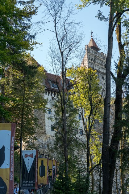 BRAN, TRANSILVANIA / RUMANIA - 20 DE SEPTIEMBRE: Vista exterior del castillo de Drácula en Bran Transilvania Rumania el 20 de septiembre de 2018, desconocidos