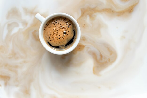 Branca xícara de café com leite