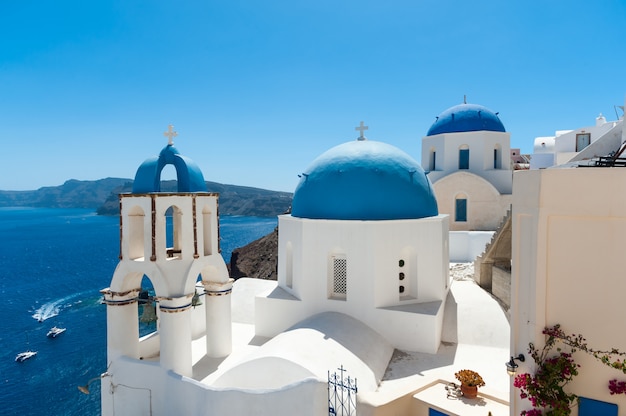 Branco e azul Santorini - vista da caldeira com cúpulas