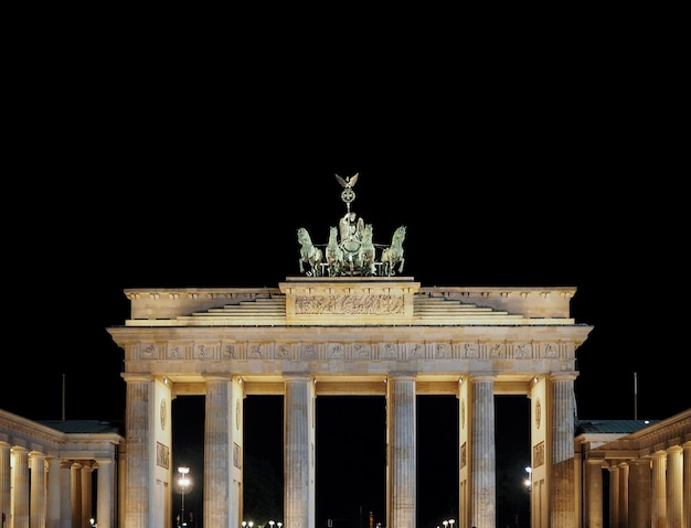 Brandenburger Tor (Brandenburger Tor) bei Nacht in Berlin