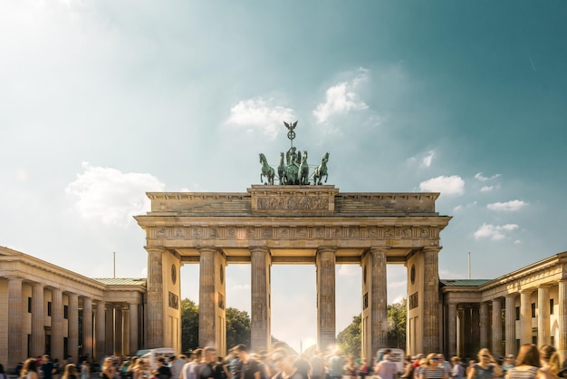 Foto brandenburger tor in berlin mit vielen laufenden menschen in strahlender sonne im sommer