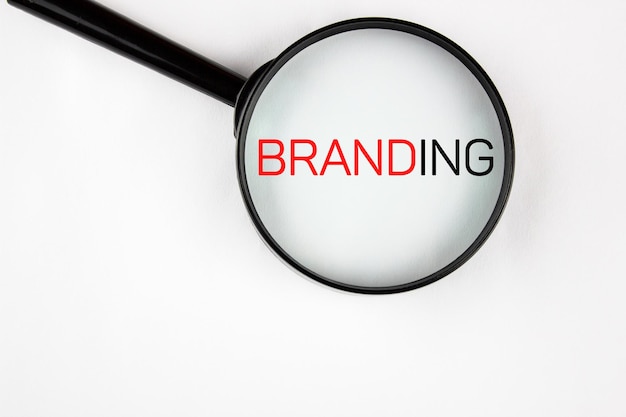 Branding Business concepto palabra BRANDING a través de una lupa en una sábana blanca