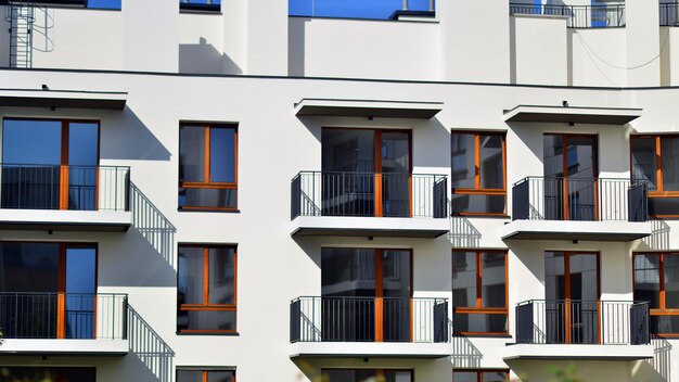 Brandneues Mehrfamilienhaus an einem sonnigen Tag