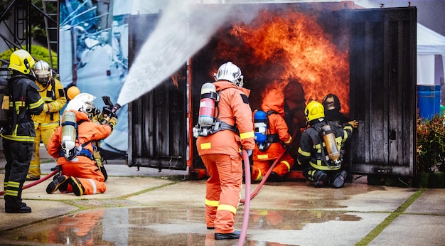 Brandschutzgeräte in Behältern