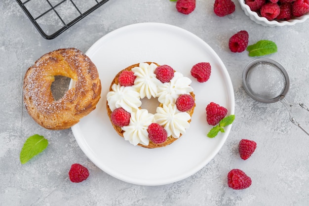 Brandteiggebäck Brandringe mit Frischkäsecreme oder Hüttenkäse und Himbeeren