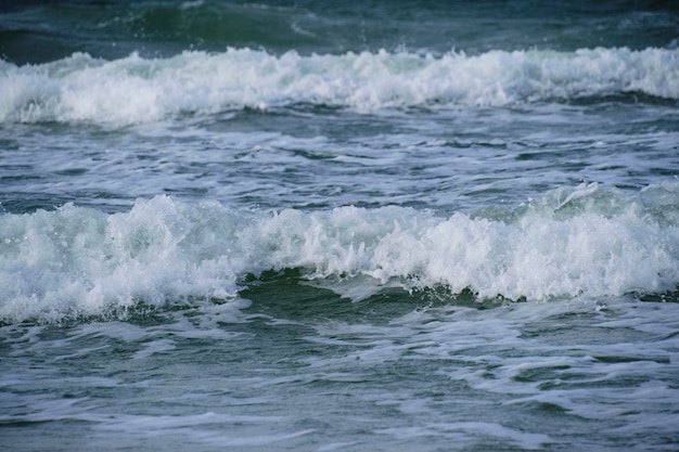 Brandungswelle mit Schaumspritzern auf dem Meer