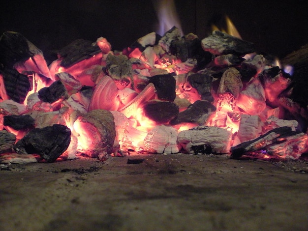 Brasas encendidas con carbón en primer plano