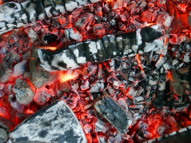 Foto brasas de fuego ardiendo activamente. de cerca. vista superior