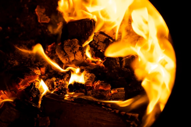 Foto brasas en un horno de carbón carbones rojos de alta temperatura la puerta del horno está abierta calentando la casa