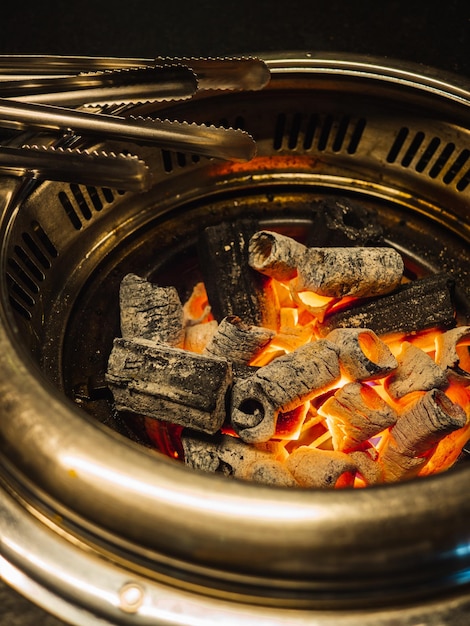 brasas no fogo vermelho para churrasco