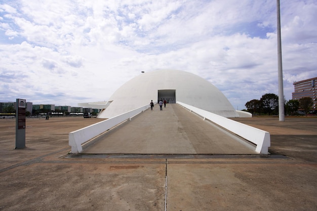 Brasil, 30 de agosto de 2023: Museu Nacional da República, projetado pelo arquiteto Oscar Niemeyer, em Brasília, Brasil.