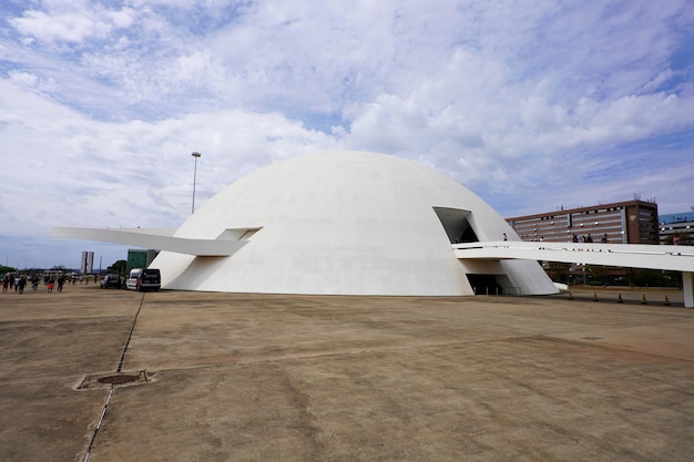 Brasil, 30 de agosto de 2023: Museu Nacional da República, projetado por Oscar Niemeyer, em Brasília, Brasil.