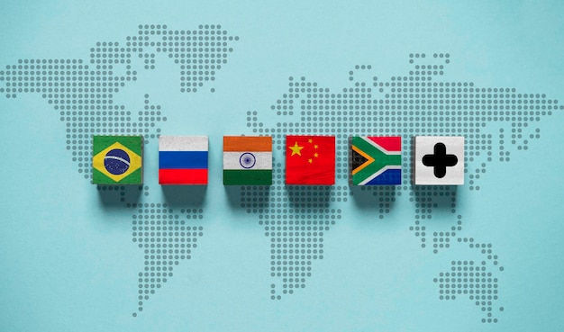 Foto brasil rusia india china y sudáfrica bandera con signo más en el mapa del mundo para brics más negocios económicos cooperación internacional adicional otro concepto de países