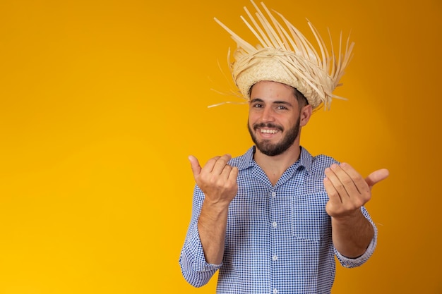 Brasileiro com roupas típicas da Festa Junina