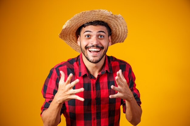 Brasileiro com roupas típicas da Festa Junina