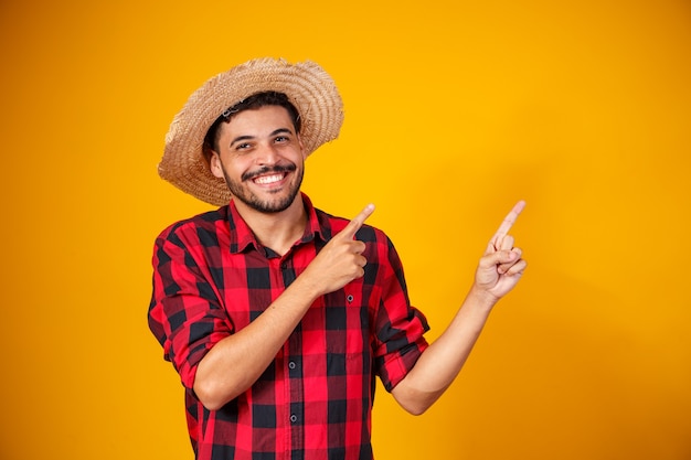 Brasileiro com roupas típicas da Festa Junina