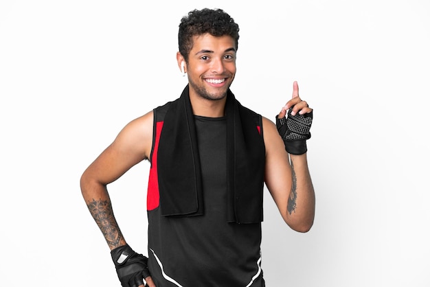 Brasileiro de esporte com toalha isolada no fundo branco mostrando e levantando o dedo em sinal dos melhores