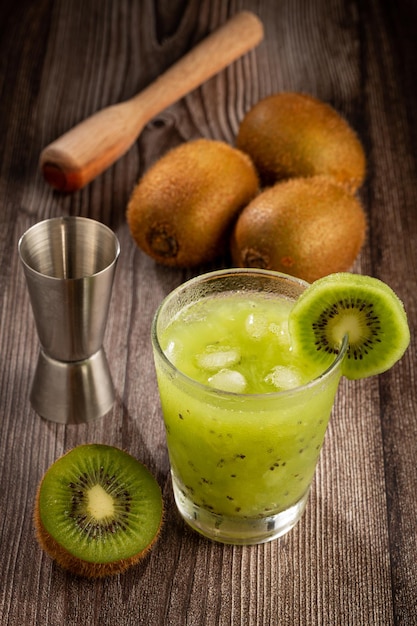 Foto brasileiro kiwi caipirinha cachaca bebida com kiwi em fundo de madeira