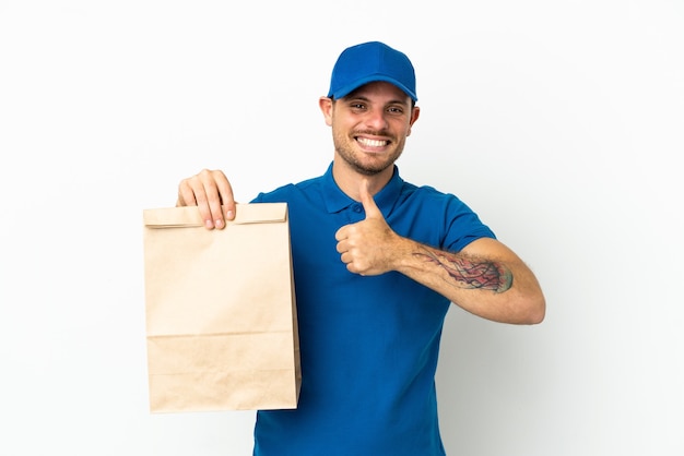 Brasileiro pegando uma sacola de comida para viagem isolada no fundo branco com um gesto de polegar para cima