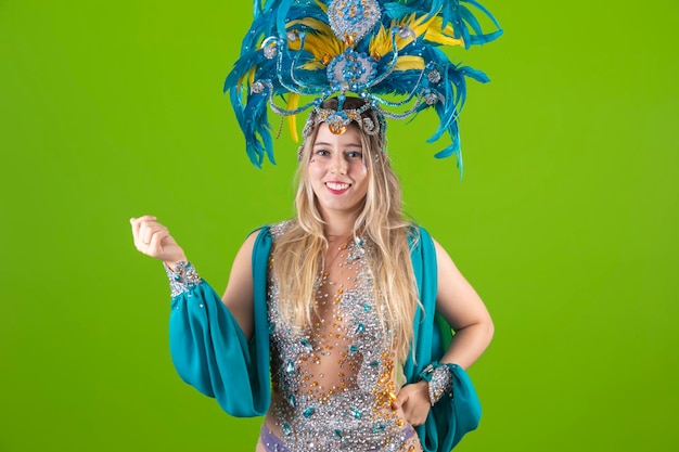 Brasilianisch gekleidetes Samba-Kostüm Schöne Samba-Tänzerin mit blauem Kleid bereit für den Karneval, der auf freien Platz für Text zeigt