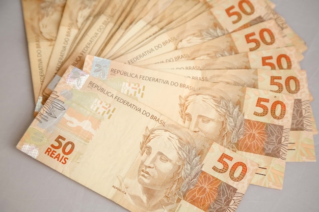 Foto brasilianische 50- und 100-reais-banknoten
