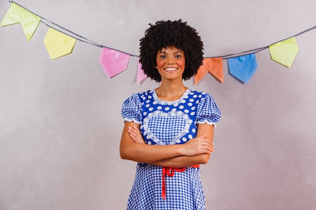 Brasilianische Afrofrau trägt typische Kleidung für die Festa Junina