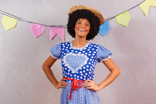 Brasilianische Afrofrau trägt typische Kleidung für die Festa Junina