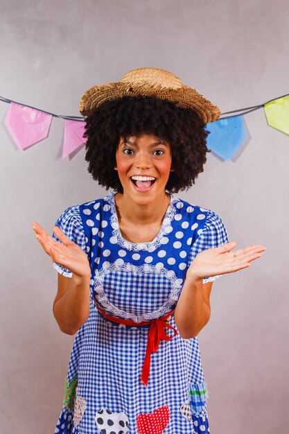 Brasilianische Afrofrau trägt typische Kleidung für die Festa Junina