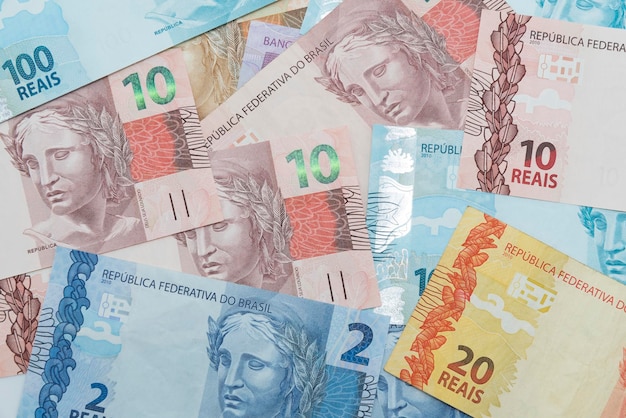 Brasilianische Banknoten von 2 10 20 und 100 Reals verstreut