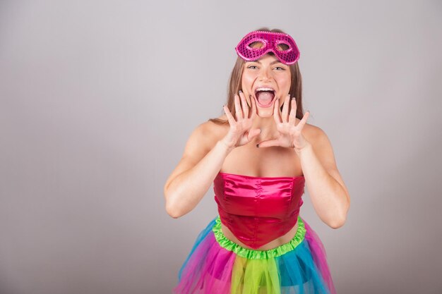 Foto brasilianische blonde frau in rosafarbener karnevalskleidung mit wimperntusche, die werbewerbung schreit