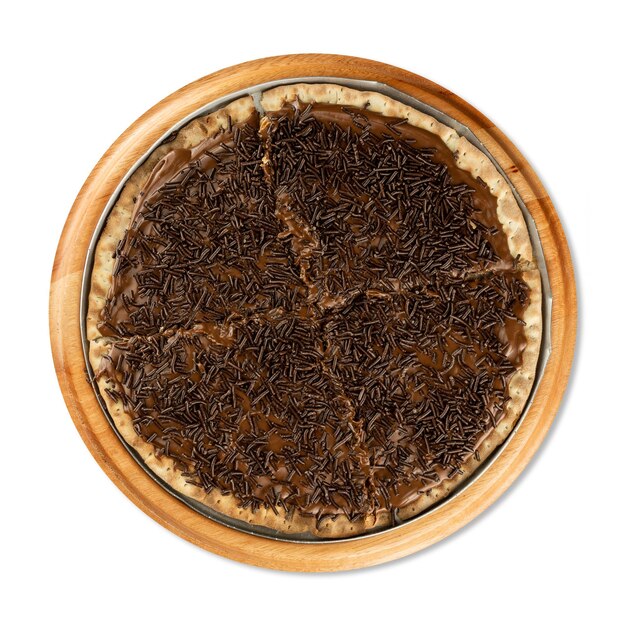 Brasilianische Brigadeiro-Pizza mit gemahlener Schokolade isoliert auf weißem Hintergrund