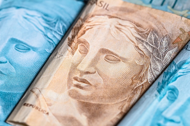 Brasilianische echte Banknoten einzeln auf Weiß für brasilianisches Wirtschafts- und Finanzkonzept