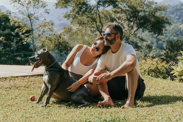 Brasilianische Familie, bestehend aus Mann, Frau und Hund, die die Natur und die Berge von Petropolis bewundern