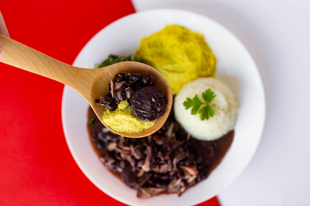 Brasilianische Feijoada. Mit einem Holztisch