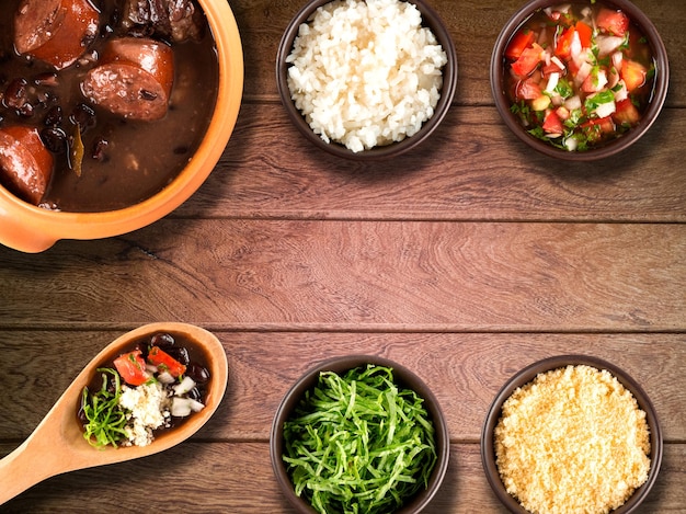 Brasilianische Feijoada Traditionelle brasilianische Küche von oben