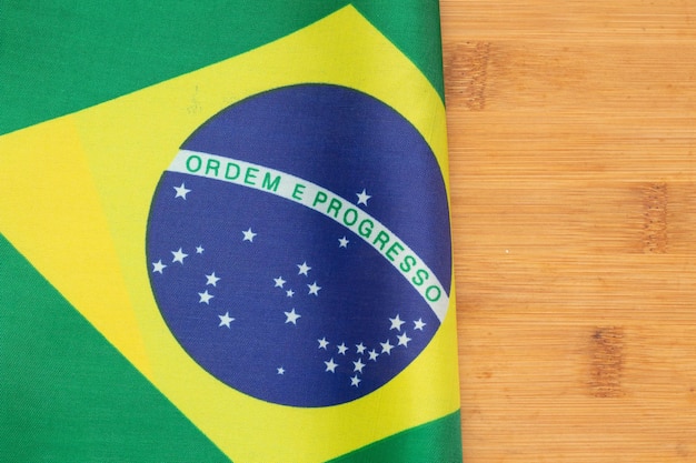 Brasilianische Flagge auf einem Holztisch