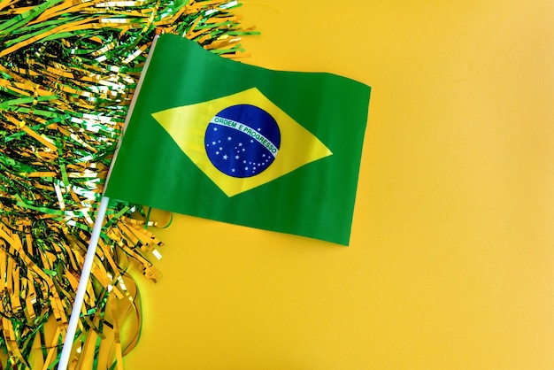 Brasilianische Flagge auf grünem und gelbem Hintergrund