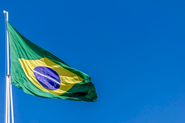 Foto brasilianische flagge flattert im wind 7. september unabhängigkeit brasiliens