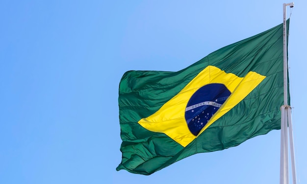 Brasilianische Flagge flattert im Wind 7. September Unabhängigkeit Brasiliens