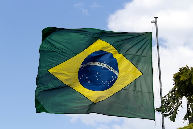 Brasilianische Flagge weht im Wind