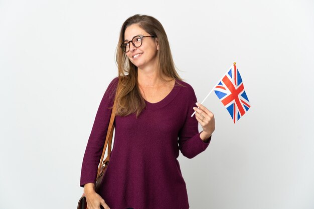 Brasilianische Frau, die eine britische Flagge hält