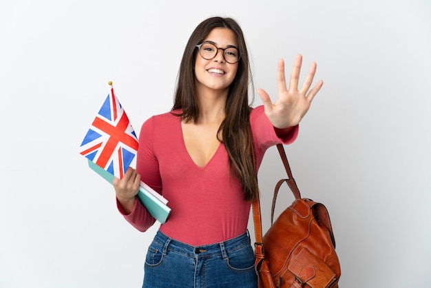 Brasilianische Frau, die eine Großbritannienflagge lokalisiert auf Weiß hält, die fünf mit den Fingern zählt