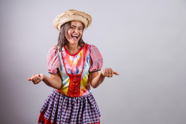 Brasilianische Frau, die Landkleidung trägt Sao Joao-Party Junina-Party, die Hände einlädt