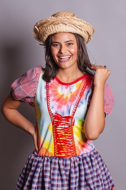 Brasilianische Frau, die Landkleidung trägt Sao Joao-Party Junina-Party-Fotoposen