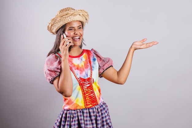 Brasilianische Frau in ländlicher Kleidung Sao Joao-Party Junina-Party Mit Smartphone bei Sprachanruf